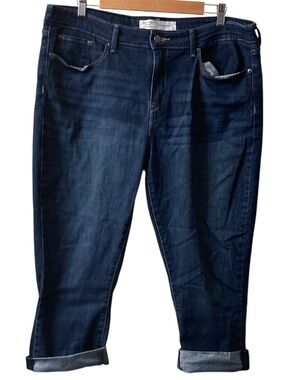 Women’s Levi’s Signature Mid Rise Dark Wash Capri Stretch Jeans - Size 18